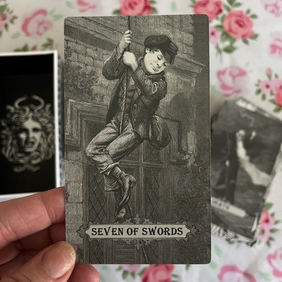 Lua Tarot Deck with Floral Design - Picture 5 of 5